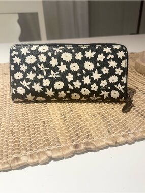 ✨ Authentic Coach Accordion Long Zip Around Wallet ✨